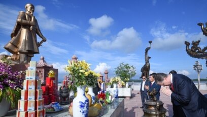 Đại sứ Mỹ tại Việt Nam Daniel Kritenbrink thắp hương trước tượng đài Ngô Quyền tại khu di tích Bạch Đằng, nơi quân Nam Hán từ phương Bắc ba lần bị đánh bại khi xâm lược lãnh thổi Việt Nam cuối và đầu thế kỷ thứ 10.
