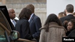 Ibu negara AS, Michelle Obama (dua dari kiri) menghadiri pemakaman Hadiya Pendleton, yang tertembak pada tanggal 29 Februari 2013 di Chicago, 9 Februari 2013. (REUTERS/John Gress)