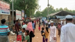 Para pengungsi Rohingya berjalan-jalan di area kamp pengungsi Kutupalong di Ukhiya, Cox's Bazar, Bangladesh, pada 10 Oktober 2021. (Foto: AP)