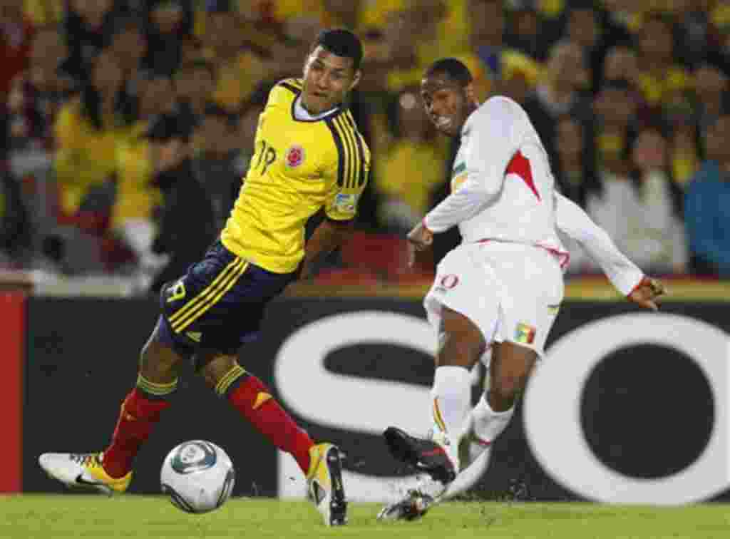 Colombia's Jeison Murillo, left, and Mali's Adama Toure eye the ball during a U-20 World Cup group A soccer match in Bogota, Colombia, Tuesday, Aug. 2, 2011. (AP Photo/Dolores Ochoa)