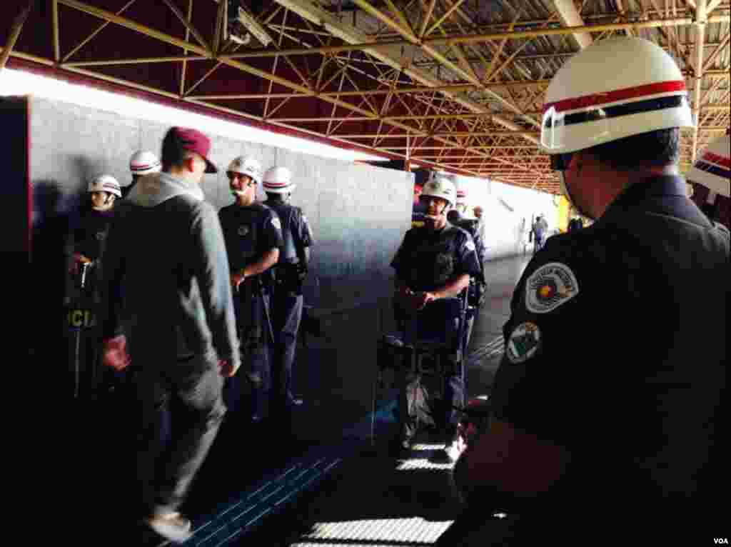 Agentes de força de choque na estação de metro Carrão em São Paulo, Brasil, Junho 12, 2014