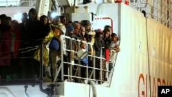 Các di dân được giải cứu chờ đợi trên 1 con tàu của Lực lượng Tuần duyên Ý ở bến cảng Palermo, Sicily, miền nam nước Ý, 14/4/2015.