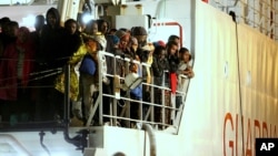 지난 14일 이탈리아 남부 해상에서 구출된 난민들이 팔레모항에 내리고 있다. (자료사진)