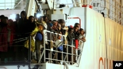 4月14日，一批船民在意大利巴拉莫港口等待救援。