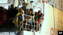 Migranti stižu u italijansku luku Palermo
