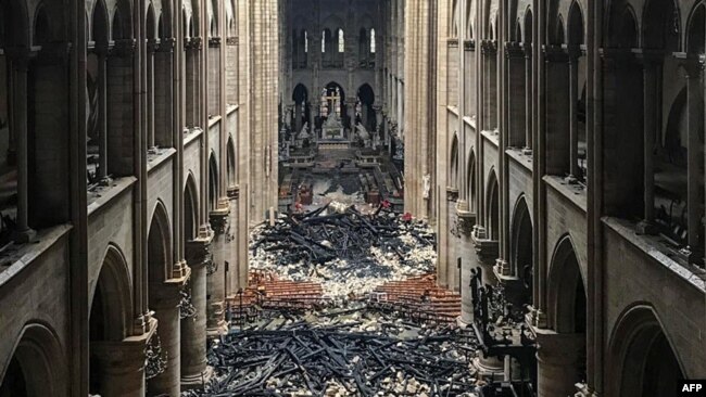 一场大火摧毁了巴黎圣母院。(2019年4月16日)