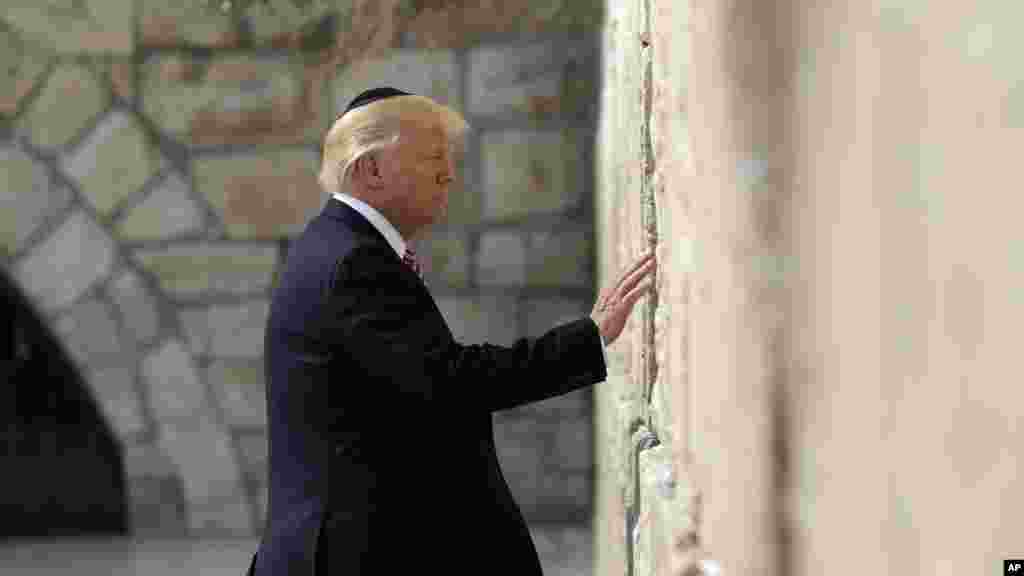 Le président américain Donald Trump glisse une note entre les pierres du Mur des lamentations à Jérusalem, le 22 mai 2017.