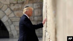 Presiden AS Donald Trump menjadi presiden AS pertama yang masih menjabat yang berkunjung ke Tembok Ratapan, tempat suci bagi warga Yahudi, pada Senin, 22 Mei lalu (foto: dok).