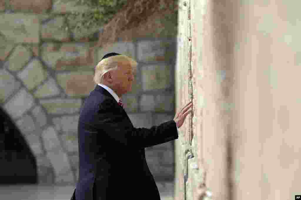 پرزیدنت ترامپ در کنار دیوار غربی اورشلیم موسوم به دیوار ندبه که مقدس&zwnj;ترین مکان مذهبی یهودیان است.