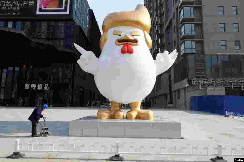 Sebuah patung ayam jantan yang oleh media lokal disebut beruang yang mirip dengan Presiden terpilih AS, Donald Trump terlihat di luar pusat perbelanjaan di Taiyuan, provinsi Shanxi, China.