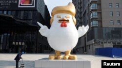 Patung ayam yang menurut media lokal mirip Donald Trump, di luar pusat perbelanjaan di Taiyuan, provinsi Shanxi, China (30/12). (Reuters/Jon Woo)