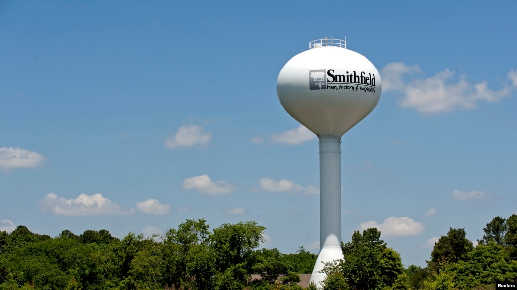 弗吉尼亚州史密斯菲尔德，一座印有 '火腿、历史和好客 '口号的水塔耸立。(2013年5月30日）(photo:VOA)