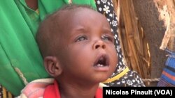 Mamadou a un an et ne pèse même pas 6 kilos. Il vit dans le camp de réfugiés d’Assaga, Diffa, Niger, le 18 avril 2017 (VOA/Nicolas Pinault)