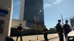 Barricadas de seguridad son colocadas en las afueras del edificio de Naciones Unidas en Nueva York, el domingo 23 de septiembre de 2012, a dos días de que comience la Asamblea General de la ONU.