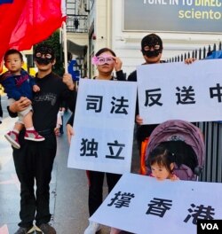朱顏女士與先生鄭光信（左一）帶著兩個年幼的孩子在好萊塢星光大道力挺香港。（美國之音2019年10月5日資料照）