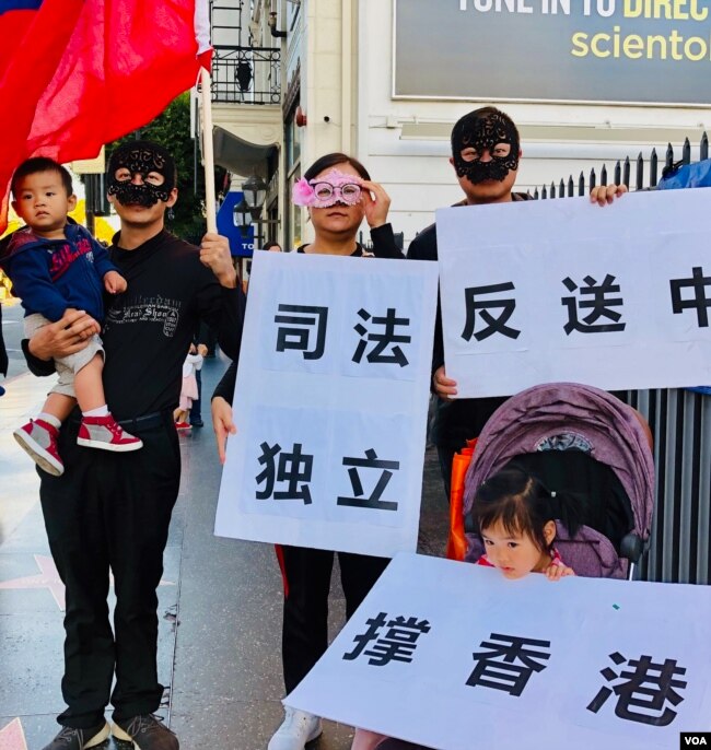 朱颜女士与先生郑光信（左一）带着两个年幼的孩子在好莱坞星光大道力挺香港。（美国之音2019年10月5日资料照）