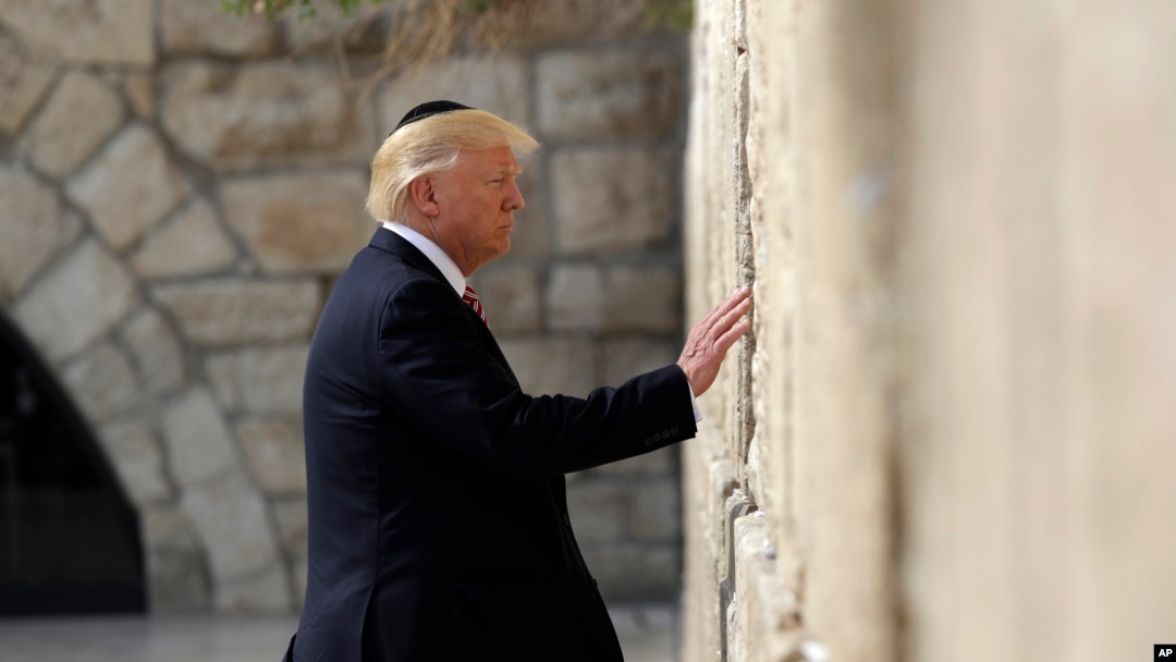 Presiden AS Donald Trump menjadi presiden AS pertama yang masih menjabat yang berkunjung ke Tembok Ratapan, tempat suci bagi warga Yahudi, pada Senin, 22 Mei lalu (foto: dok).