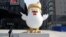 Patung ayam yang menurut media lokal mirip Donald Trump, di luar pusat perbelanjaan di Taiyuan, provinsi Shanxi, China (30/12). (Reuters/Jon Woo)