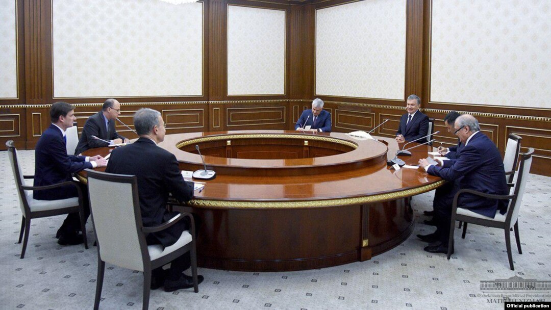 AQSh Davlat kotibi o’rinbosari Devid Heyl (chapdan birinchi) O'zbekiston Prezidenti Shavkat Mirziyoyev huzurida, Toshkent, 2019-yil, 22-avgust