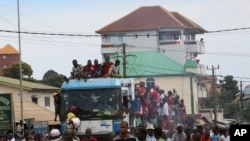 Des manifestants manifestent dans les rues de Conakry, en Guinée, le 24 octobre 2019. 