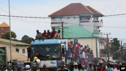 Des manifestants manifestent dans les rues de Conakry, en Guinée, le 24 octobre 2019. 