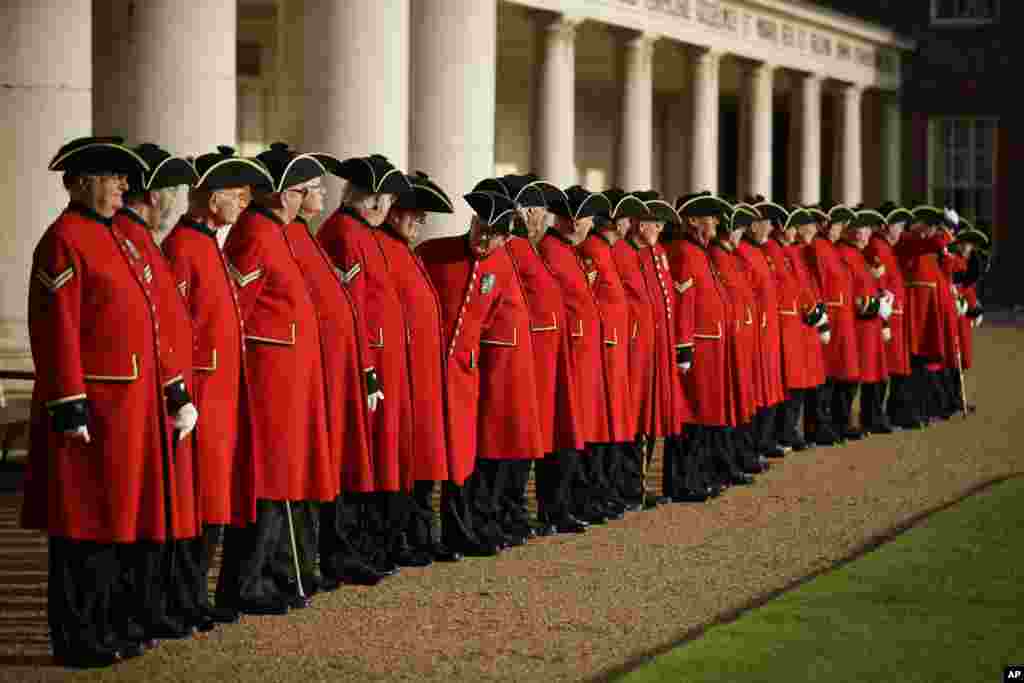 La campaña &quot;Allá, pero no allá&quot; en el Reino Unido conmemora el fin de la I Guerra Mundial. Miembros jubilados de la Armada Británica y residentes del centro de atención geriátrica Royal&nbsp;Hospital Chelsea esperan en fila para tomarse su foto de campaña.