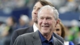جرج بوش، رئیس جمهوری پیشین ایالات متحده در حاشیه مراسمی در یک ورزشگاه در تگزاس ۶ اکتبر ۲۰۱۹
