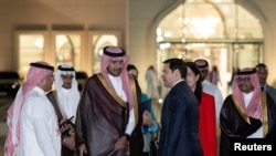 Menteri Luar Negeri Amerika Serikat Marco Rubio menyapa para simpatisan setibanya di Bandara Internasional King Abdulaziz di Jeddah, Arab Saudi, 10 Maret 2025. (SAUL LOEB/Pool via REUTERS)