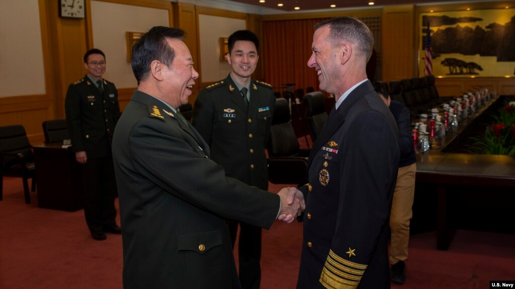 美国海军作战部长理查森上将2019年1月15日与中国军委联合参谋部参谋长李作成在八一大楼握手(美国海军图片)。