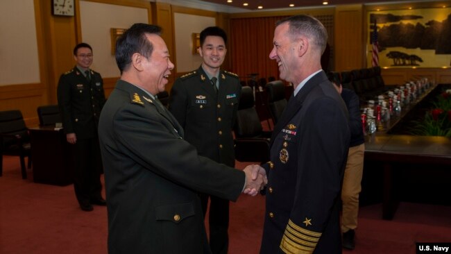 美国海军作战部长理查森上将2019年1月15日与中国军委联合参谋部参谋长李作成在八一大楼握手（美国海军图片）。