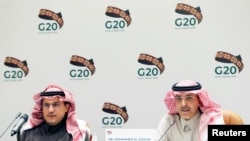Menteri Keuangan Arab Saudi Mohammed al-Jadaan (kanan), dalam konferensi pers dengan Gubernur Bank Sentral Ahmed al-Kholifey, di Riyadh, Arab Saudi, 23 Februari 2020.
