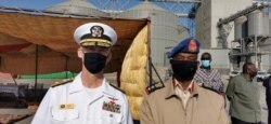 El contralmirante Michael Baze, director de Asuntos Marítimos de la sexta flota de la Armada de EE. UU., junto al capitán Ibrahim Hammad Al Nayer, comandante de la flota de la base naval de Port Sudan, Sudán. 1 de marzo de 2021.