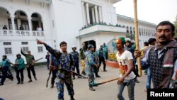 Polisi berusaha melerai bentrokan antara pendukung partai berkuasa Bangladesh Liga Awami dan pendukung oposisi di Dhaka (foto: dok). 