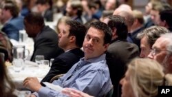 លោក Devin Nunes តំណាង​រាស្ត្រ​រដ្ឋ California ចូលរួម​ស្តាប់​សុន្ទរកថា​របស់​ប្រធានាធិបតី ដូណាល់ ត្រាំ នៅ​រដ្ឋ West Virginia កាល​ពី​ថ្ងៃ​ទី​១ កុម្ភៈ ២០១៨។