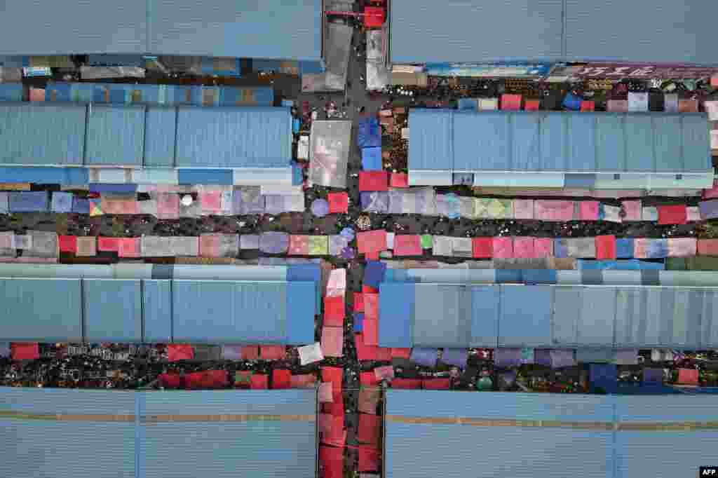 This aerial view shows people shopping for groceries at a farmers&#39; market in Jishou, in central China&#39;s Hunan province.