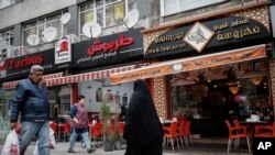 Restoran di Distrik Fatih di Istanbul yang menjual makanan gorengan ikut terdampak lonjakan harga minyak goreng akibat perang di Ukraina (foto: ilustrasi). 