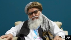 Matiul Haq Khalis, kepala Badan Perlindungan Lingkungan Afghanistan, berbicara kepada awak media di KTT iklim COP29 di Baku, Azerbaijan, pada 11 November 2024. (Foto: AP/Peter Dejong)