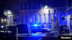 Polisi terlihat di lokasi serangan dekat sinagog di Gothenburg, Swedia, 9 Desember 2017.