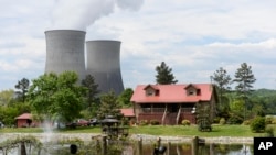 Menara pendingin Unit 1 (kiri) dan Unit 2 (kanan) menjulang di dekat Spring City, Tennessee dalam foto yang diambil tanggal 29 April 2015 ini (foto: AP Photo/Mark Zaleski)