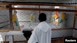 Seorang Pendeta mengawasi saat petugas kesehatan menyiapkan pemakaman korban Ebola di kota Butembo, Republik Demokratik Kongo (foto: dok). 