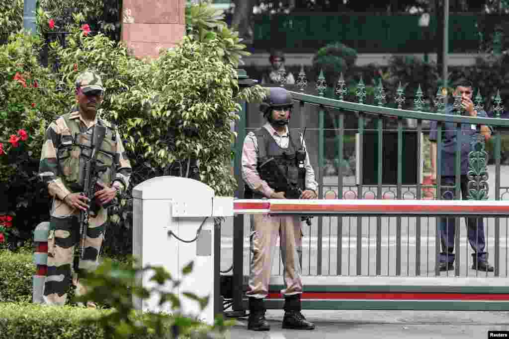 کشمیر کی کشیدہ صورتحال کے پیش نظر نئی دہلی میں واقع بھارتی وزیر اعظم نریندر مودی کی رہائش گاہ پر سیکورٹی بڑھا گی گئی ہے۔ نیم فوجی اور پولیس اہلکار رہائش گاہ کے دروازے پر الرٹ کھڑے ہیں