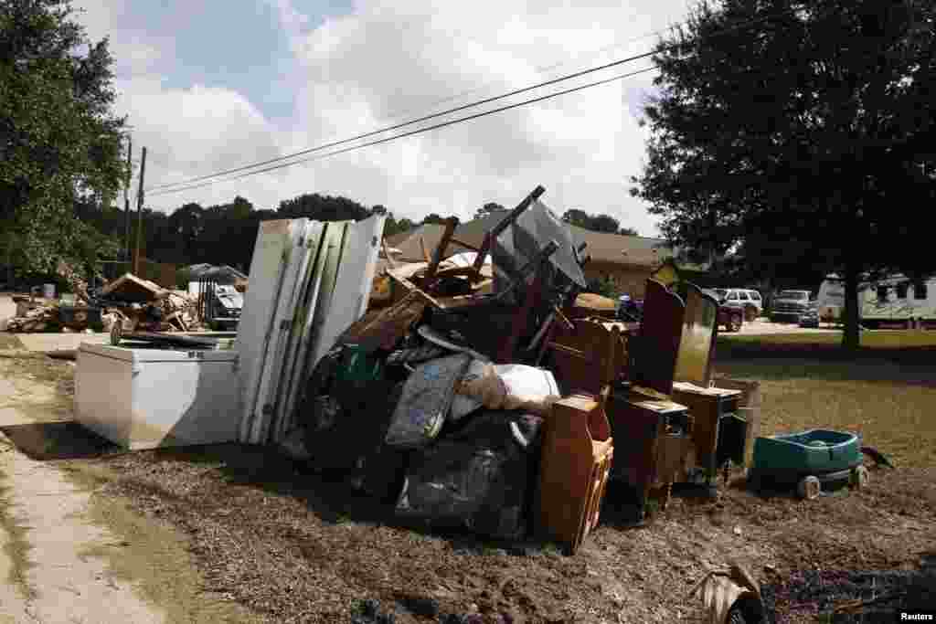 Des biens trop endommagés ont été empilés à l'extérieur d'une maison, à Denham Springs, Louisiane, le 17 août 2016.