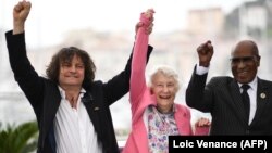 Gilles Porte, co-réalisateur et scénariste sud-africain, Sylvia Neame, militante et Andrew Mlangeni, ancien militant politique anti-apartheid sud-africain le 14 mai 2018 avant la projection du film "L'Etat contre Mandela" à la 71ème édition du Festival de Cannes en France.