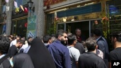 Iraniyawa sun yi cincirindo a kofar wani banki suna son sayen dalar Amurka