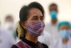 Pemimpin Myanmar Aung San Suu Kyi meninjau pelaksanaan vaksinasi massal di sebuah rumah sakit di Naypyitaw, Myanmar, 27 Januari 2021.