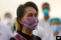 Pemimpin Myanmar Aung San Suu Kyi meninjau pelaksanaan vaksinasi massal di sebuah rumah sakit di Naypyitaw, Myanmar, 27 Januari 2021.