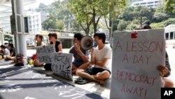香港政府工作人员上班 示威者与港府对峙继续
