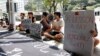 香港中文大学校园：标语牌呼吁学生停课