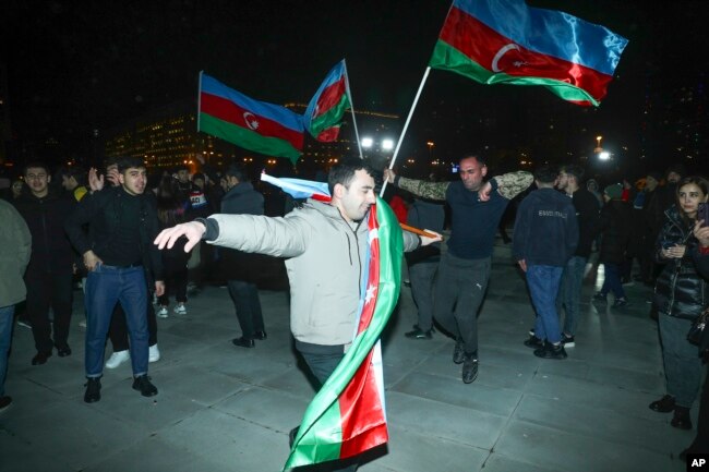 Aliyev'in yeniden Cumhurbaşkanı seçilmesi Bakü sokaklarında kutlandı.