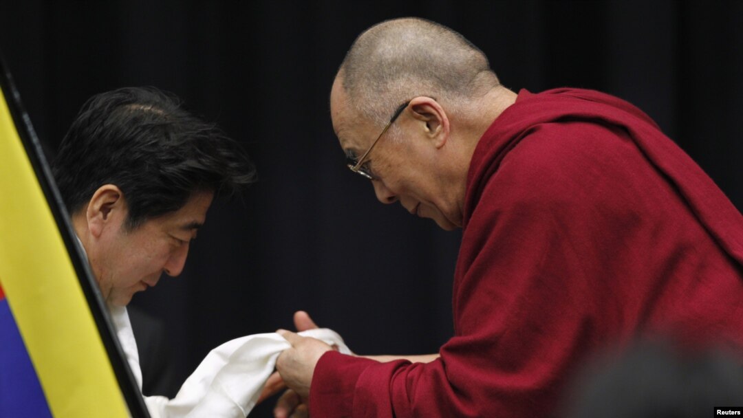 Tibet diniy rahnamosi Dalay Lama Yaponiyada asosiy muxolif guruh, Liberal-Demokratik partiya sardori, sobiq bosh vazir Shinzo Abe bilan parlamentda uchrashmoqda, Tokio, 13-noyabr, 2012-yil.